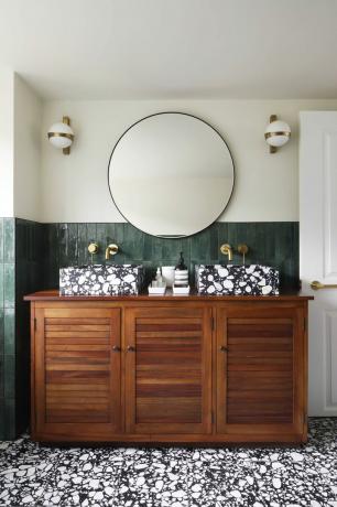 South London, viktorianisches Zuhause, grün gefliestes Badezimmer, Waschbecken aus Terrazzostein, Messinghähne