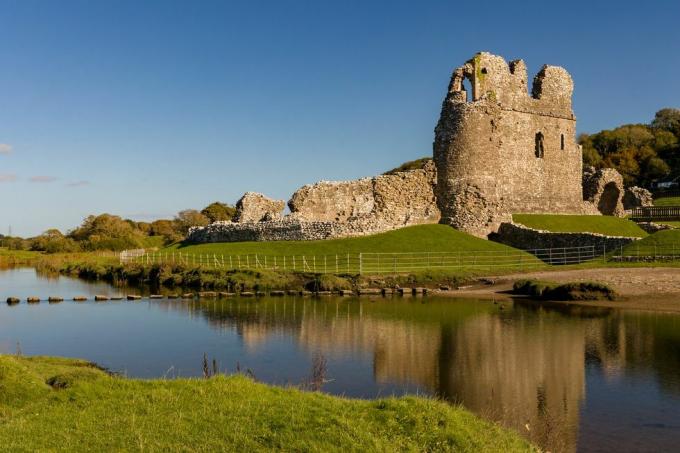 田園地帯にある 12 世紀のウェールズ城の遺跡 オグモア城、グラモーガンの谷