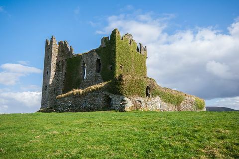 As velhas ruínas do castelo Ballycarbery no Ring Of Kerry, Irlanda