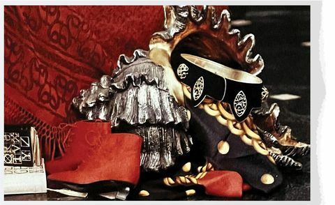 picassos yves saint laurent satin ankelboots, tillsammans med några av hennes egna mönster - bok, väskor, sjal, bälte, halsduk