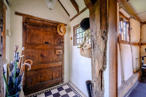 عقار مؤطر من الخشب من القرن السابع عشر للبيع