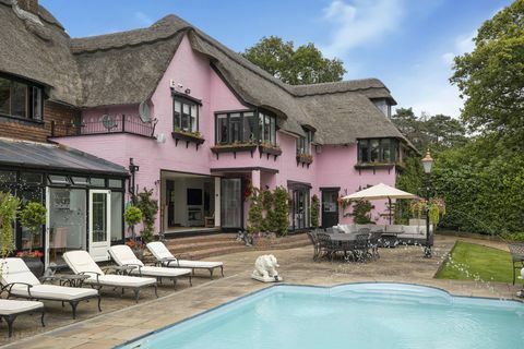 rosa strohgedecktes Häuschen zum Verkauf in Hertfordshire