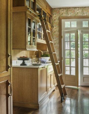 лестница, дубовые шкафы, мойка, французские двери