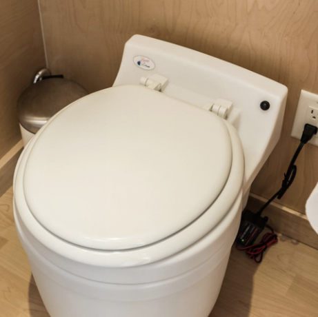 toilet siram kering di rumah kaca kecil