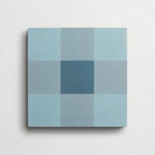 Azulejos azules cuadrados de cemento