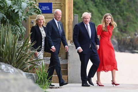 Κάρμπις Μπέι, Αγγλία 10 Ιουνίου Πρωθυπουργός της Βρετανίας Μπόρις Τζόνσον, η σύζυγός του Κάρι Τζόνσον και ο πρόεδρος των ΗΠΑ Τζο Μπάιντεν με την πρώτη κυρία jill biden βόλτα έξω από το ξενοδοχείο carbis bay, στις 10 Ιουνίου 2021 κοντά στο St ives, η πρωθυπουργός της Αγγλίας, Μπόρις Τζόνσον, θα φιλοξενήσει ηγέτες από ΗΠΑ, Ιαπωνία, Γερμανία, Γαλλία, Ιταλία και Καναδά στη σύνοδο κορυφής της G7 που ξεκινά την Παρασκευή, 11 Ιουνίου 2021 φωτογραφία του toby melville wpa poolgetty εικόνες
