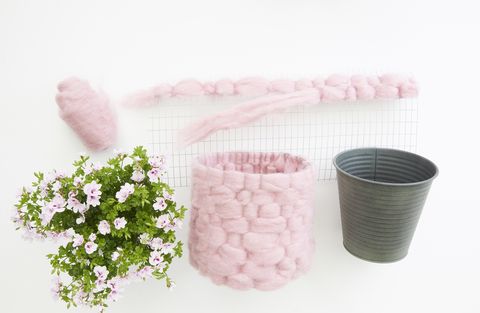Muskátli virágcserép rózsaszín gyapjú borítással, barkácsprojekt