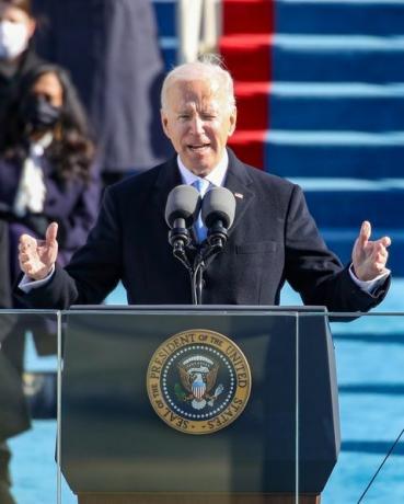 Washington, DC 20. tammikuuta Yhdysvaltain presidentti Joe Biden pitää avajaispuheensa Yhdysvaltain pääkaupungin länsirintamalla 20. tammikuuta 2021 Washingtonissa DC: ssä tämän päivän avajaisissa joe bidenistä tulee Yhdysvaltojen 46. presidentti kuva: rob carrgetty kuvia