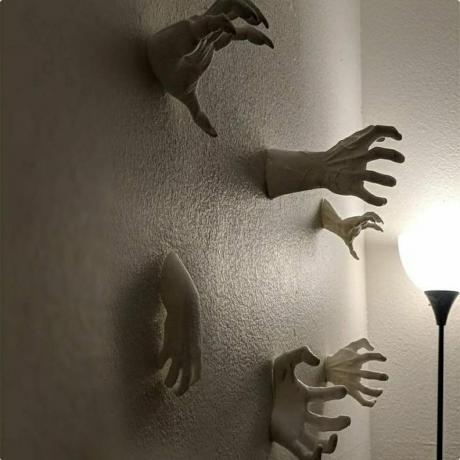 手を伸ばす壁の装飾