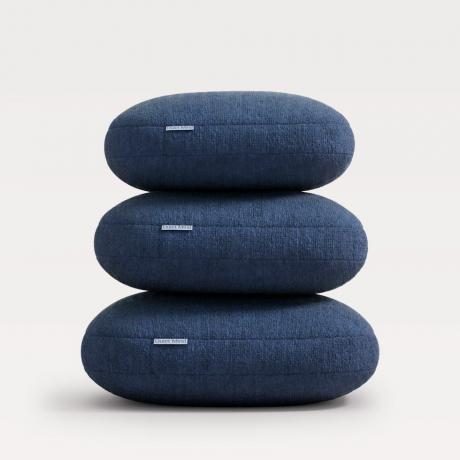 tres almohadas azules apiladas