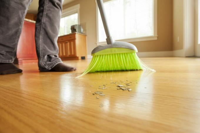 堅木張りの床を掃除する