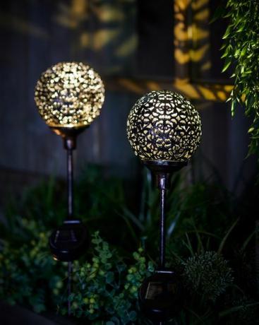 idee per l'illuminazione del giardino luci4fun luci marocchine in metallo con palo a sfera