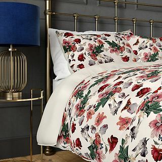Ren bomullsfjäril med blommig sängkläder