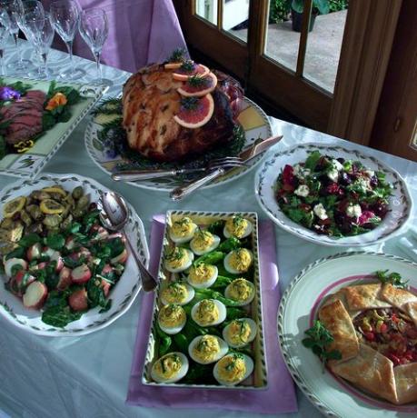 Великденски бюфет в craven House в Пасадена, 28 март 2001 г., с дяволски яйца, смокини и сини сирена