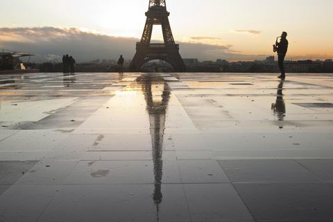 איש מנגן בסקסופון מול מגדל אייפל, פריז, צרפת, אירופה