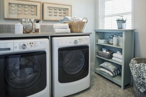 เครื่องซักผ้า, ห้อง, เครื่องอบผ้า, สีขาว, เครื่องใช้ไฟฟ้าหลัก, ออกแบบภายใน, ชั้นวางของ, ผ้าคลุมหน้าต่าง, ซักรีด, เครื่องใช้ในบ้าน, 