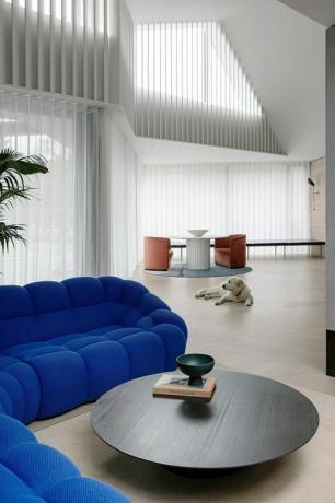 vardagsrum med blå soffa