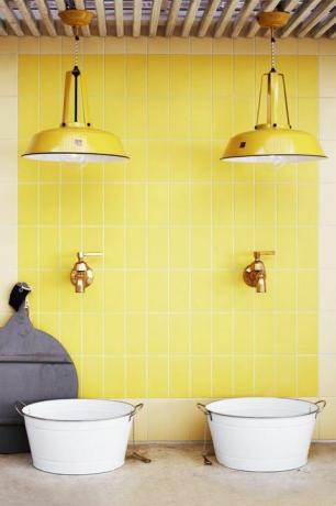 Dzeltena, flīze, siena, produkts, istaba, plaukts, vannas istaba, griesti, grīda, interjera dizains, 