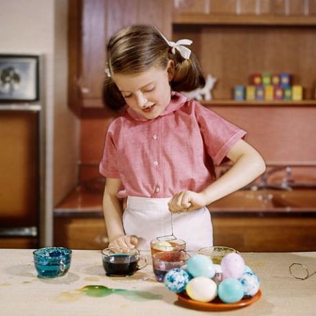 ילדה חייכנית משנות ה-60 לובשת