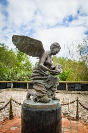 Whitney Plantation Museum, estatua que representa a una esclava sosteniendo un bebé, una mujer con alas de ángel