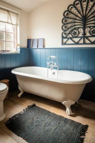 Kylpyhuone Siren -mökissä Cornwallissa