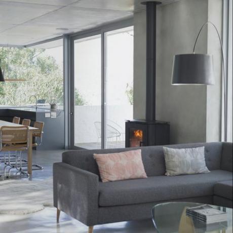 'Sala de estar moderna e luxuosa com lareira a lenha'