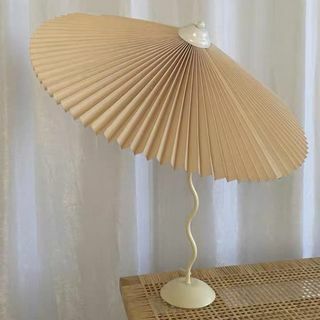 Kreivi plisuoto atspalvio skėčio lempa
