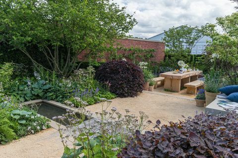 Ogród Wedgwooda. Zaprojektowany przez: Jamie Butterworth. Sponsorowane przez: Wedgwood. Pokaż ogród. RHS Chatsworth Flower Show 2019.