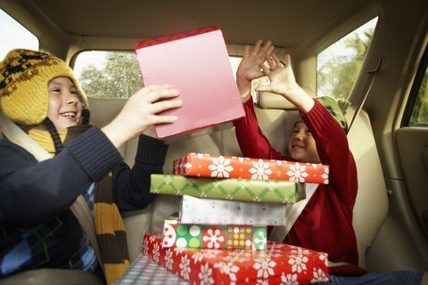 Garçons avec des cadeaux de Noël sur le siège arrière