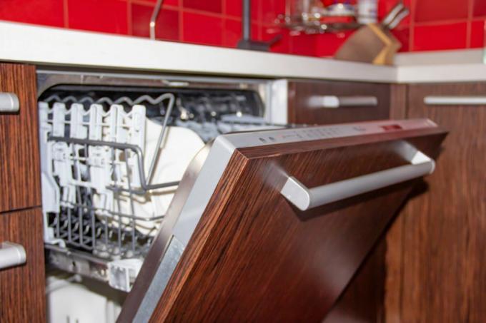 रसोई में डिशवॉशर मशीन में बर्तन खोलें