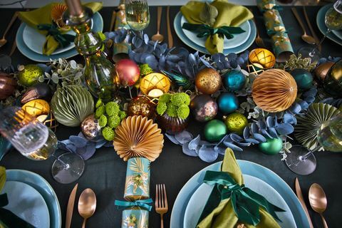 Kalėdų stalų dekoravimo tendencija dramatiška metalo spalva