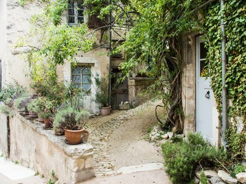 Huizen in dorp, Lacoste, Provence, Frankrijk