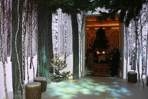 19 Kasım 2016'da Londra, İngiltere'de Claridge's Hotel'de Sir Jony Ive ve Marc Newson tarafından tasarlanan ağaç ile Claridge'in Noel Ağacı 2016 Partisi'ndeki atmosfere genel bir bakış.