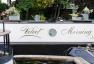 Očarljiv stoletni ozek čoln elegantno uporablja vsak centimeter prostora