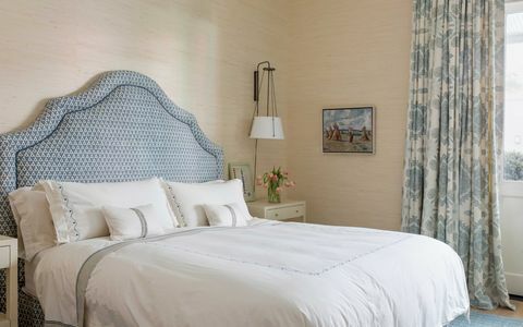 главна спаваћа соба, главна спаваћа соба, плаво узглавље, беле и плаве завесе