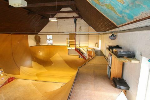 přestavěná vesnická hala s vlastním skateparkem je na prodej v norfolku
