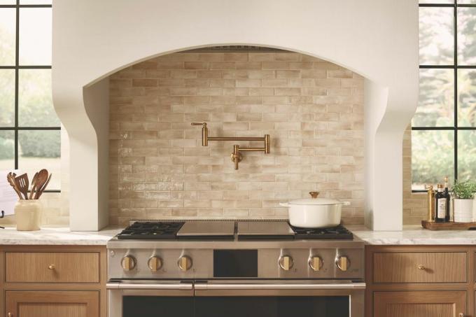 um fogão de cozinha com um grande backsplash de azulejos