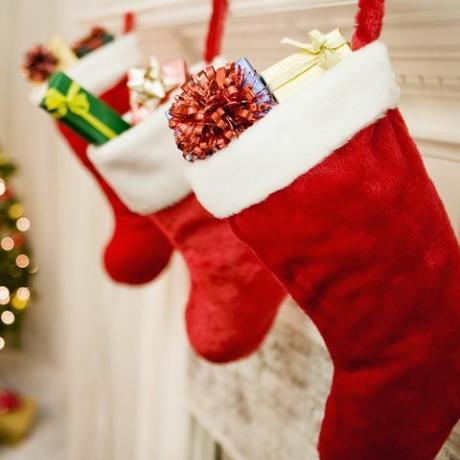 ぶら下がっている赤いクリスマスの靴下