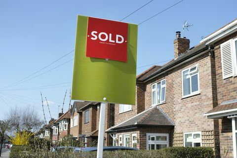 「販売済み」の記号が付いたイギリスの郊外の家。