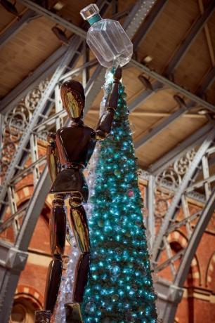 Tiffany & Co. en Coty werken samen met station St Pancras International om hun eerste geurende kerstboom en parfumwinkel te onthullen