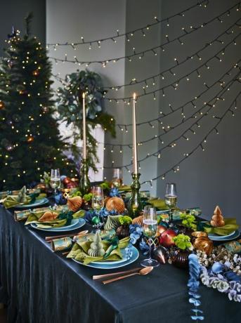 Kalėdų stalų dekoravimo tendencija dramatiška metalo spalva