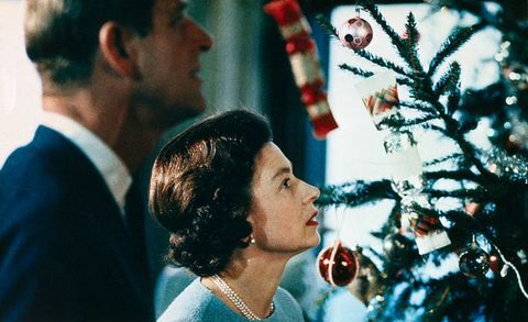 Karaliene Elizabete un princis Filips skatās uz Ziemassvētku eglīti