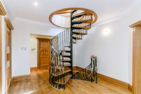 צמרות עץ - אחוזה - מדרגות - ברדפורד - ציידים