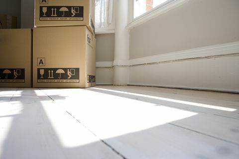 Cajas de mudanza en habitación, vista al suelo