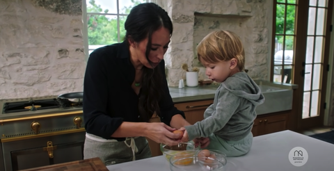 Joanna gewinnt Crack-Eier mit Sohn-Crew gewinnt während des Magnolientischs