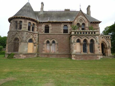památkově chráněná dvoupodlažní budova ve francouzském gotickém stylu spadá pod kladivo s orientační cenou 1 GBP