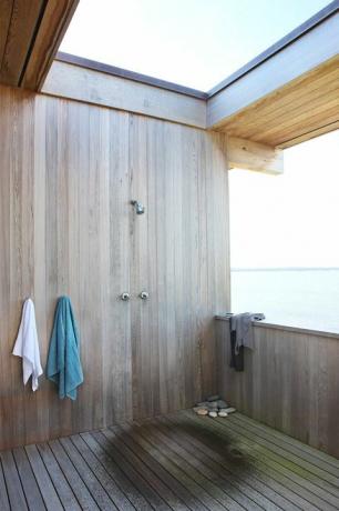 木製の屋外シャワー