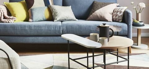 obývací pokoj, obývací pokoj s modrou pohovkou a vícebarevnými polštáři a geometrickým kobercem