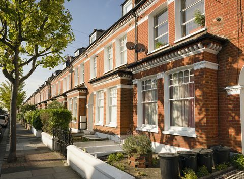 een lange rij Victoriaanse huizen in de Londense wijk Wandsworth