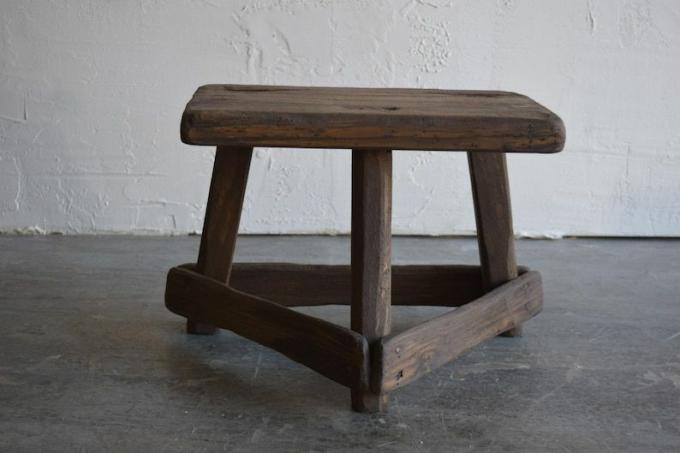Ukrasni stolac od punog drva u starinskom stilu
